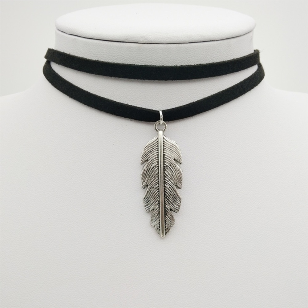 *STEVIE* Black x Silver Leaf Pendant Necklace